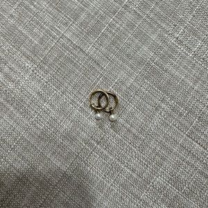 Linjer Pearl Huggie Earrings - Kirsten